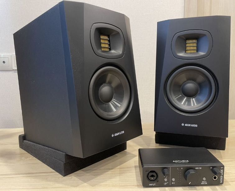 Adam Audio T5V  Arturia MiniFuse 1