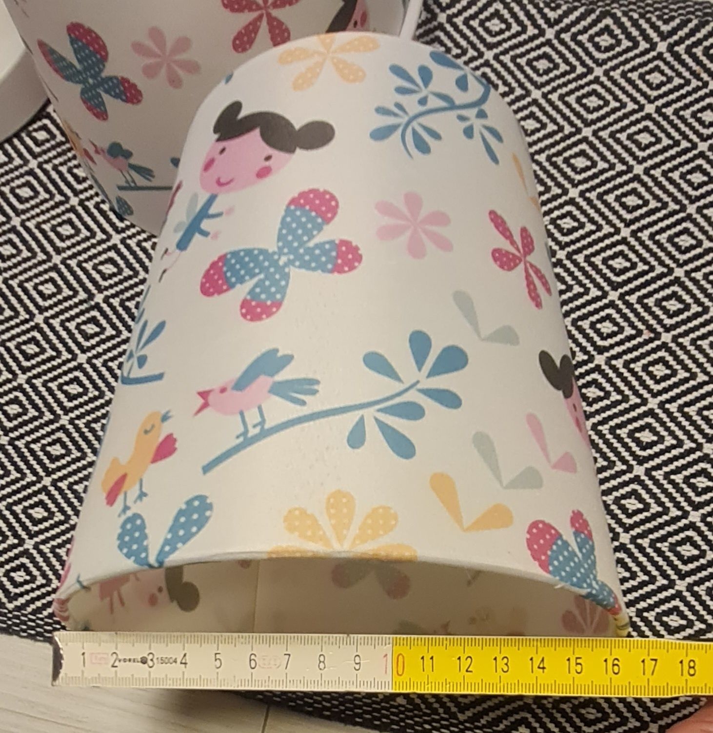 Śliczna lampa do pokoju dziewczynki