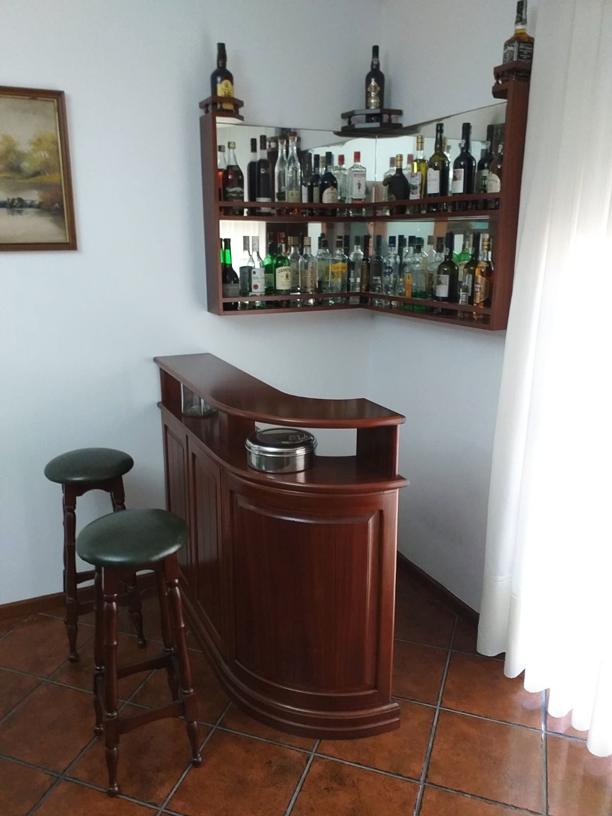 Bar com bancos altos em bom esatdo