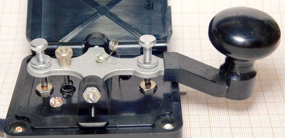 Klucz telegraficzny do radiostacji wojskowej czarny