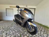 Honda Forza 300 com livro de revisões, de garagem