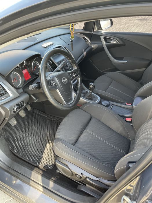 Opel Astra J Sports Tourer 2012 року