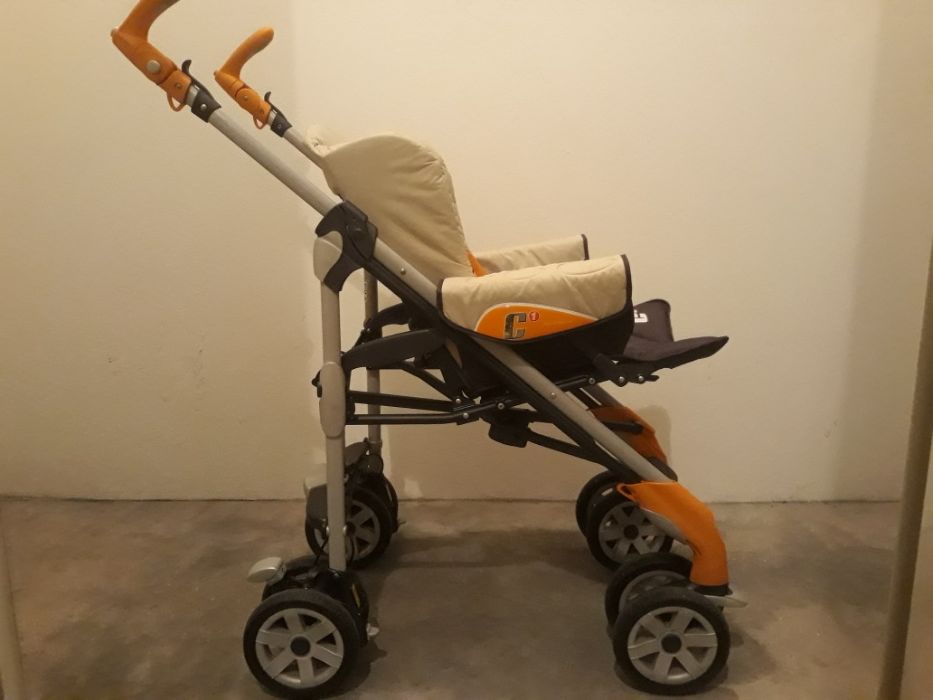 Carrinho de bebé Chicco e cadeirinha autoo igual, quase novinho!!!