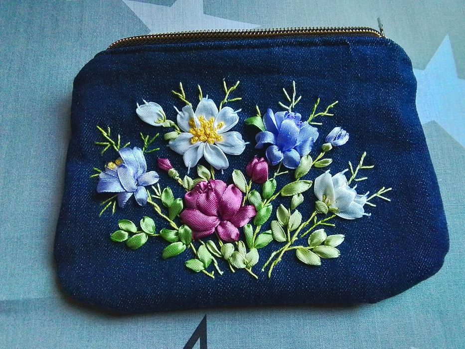 Косметички вышитые лентами.