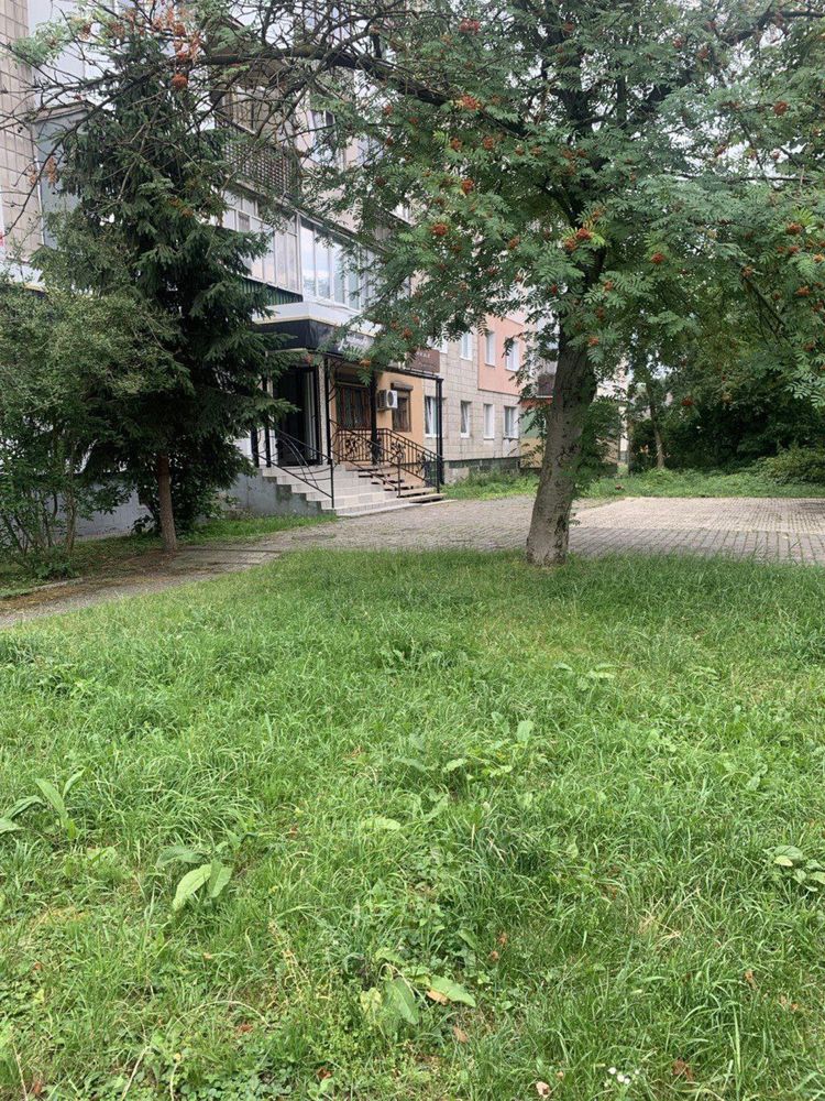 Трьох кімнатна Квартира комерція приміщення 3 офіс