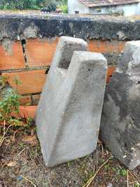 Suportes de cimento para barris de madeira.
