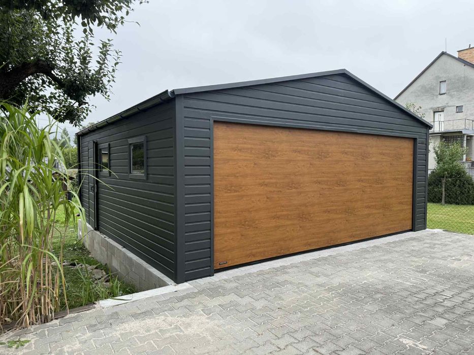 Garaz blaszany z brama segmentowa