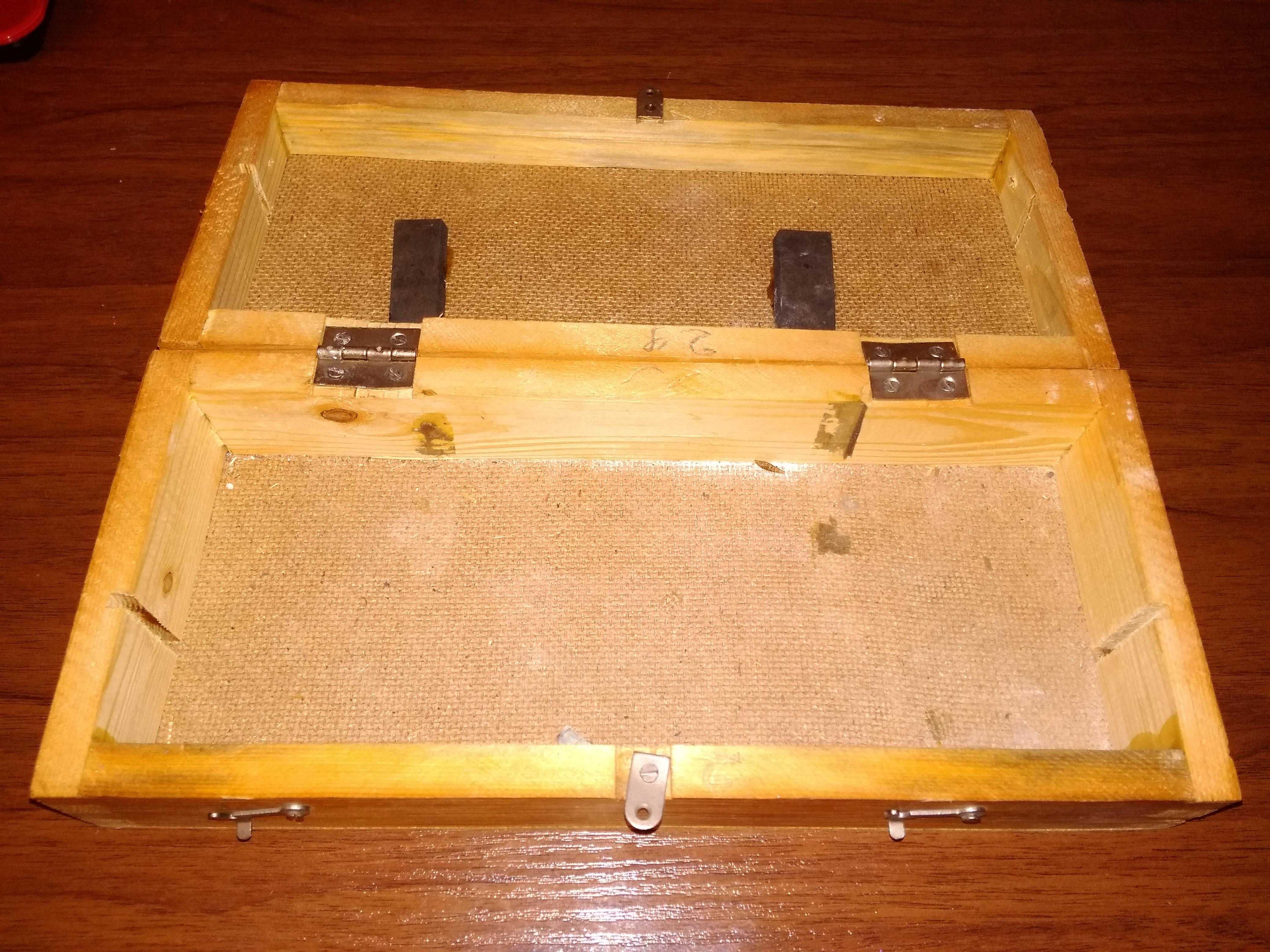 Пластиковий кейс, а також дерев'яний ящик - для інструментів