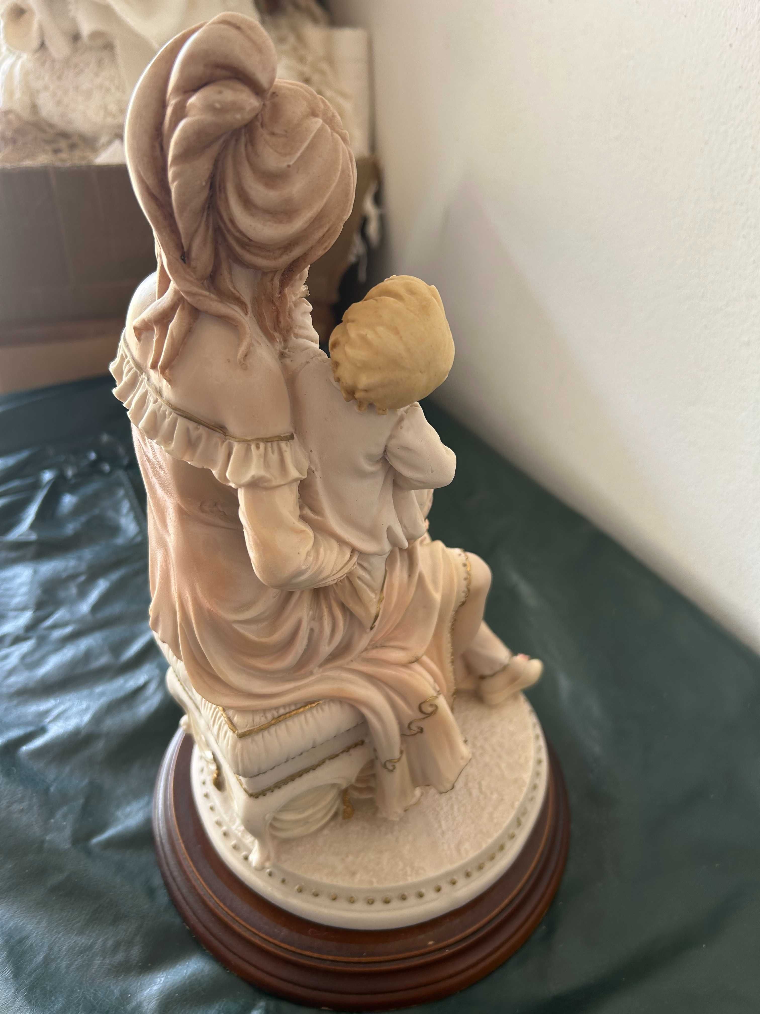Estatueta mulher com menino