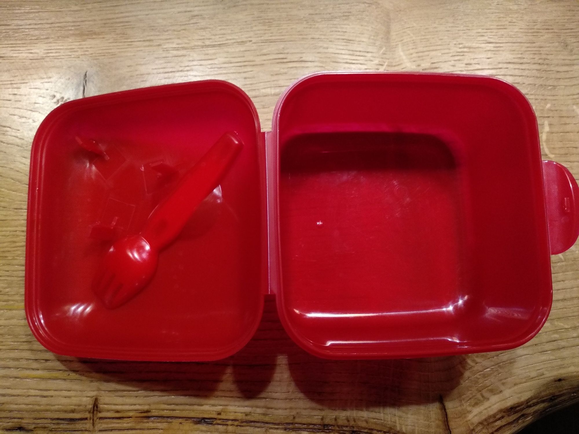 Czerwony pojemnik śniadaniówka lunchbox z widelczykiem