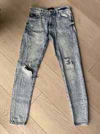 Młodzieżowe, męskie spodnie jeansy, r. 28