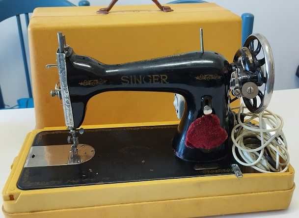Máquina de costura Singer usada com motor e caixa