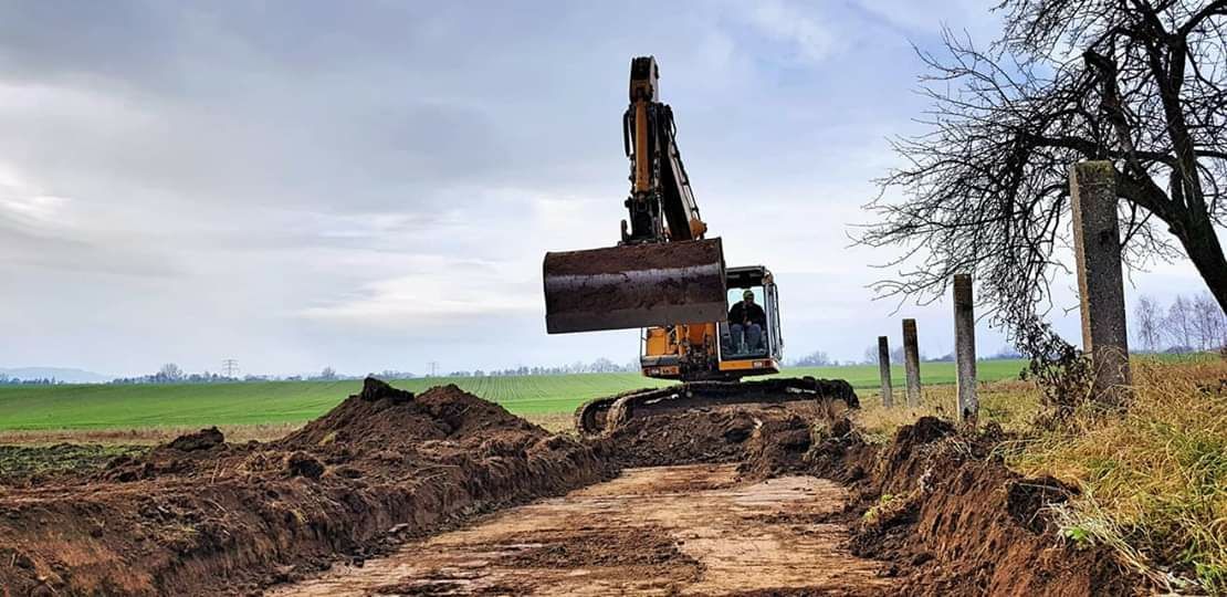 Prace ziemne koparka wywrotka drogi wyburzenia niwelacja rozbiórki