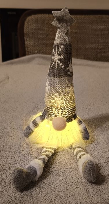 Świąteczny skrzat świecący w kolorze szarym wys.ok.32cm