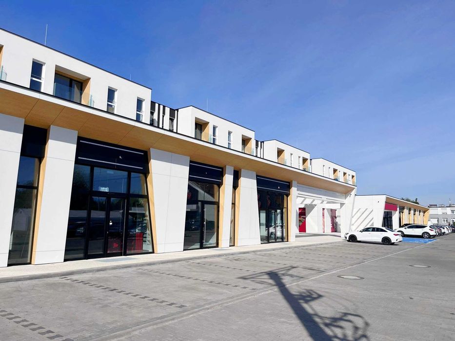 Narożny lokal z dużymi witrynami w nowym centrum handlowym. Duży ruch.