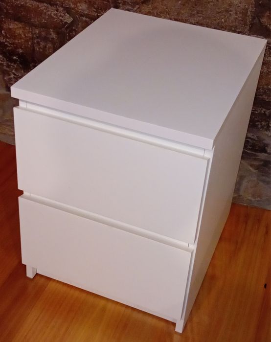 2 mesas de cabeceira ikea