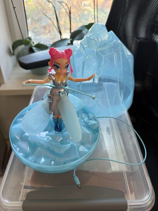 Дівчинка іграшка, сама літає, дзига