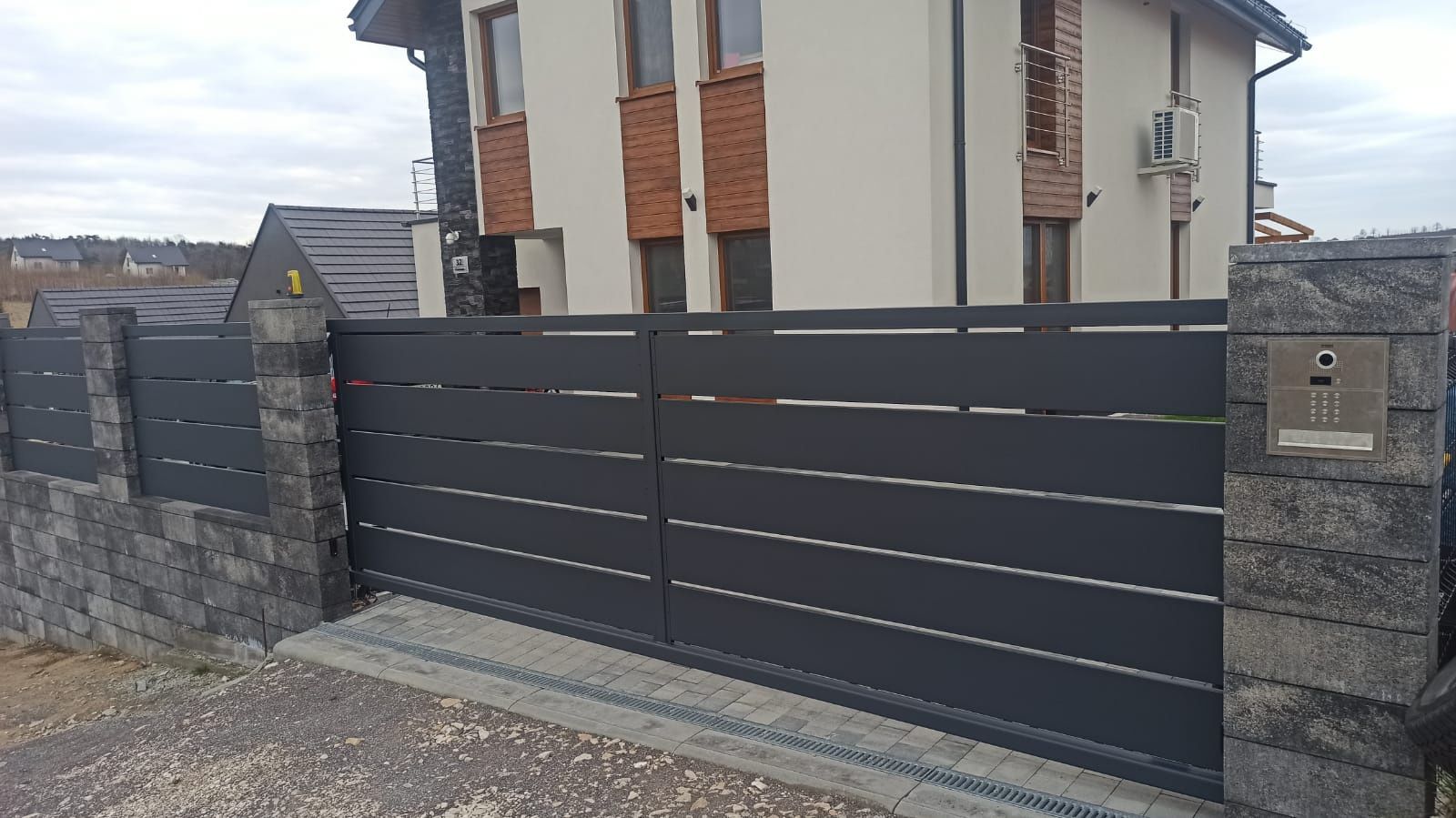 Brama przesuwna 4x1,5m palisadowa ocynk+RAL 2d 3d