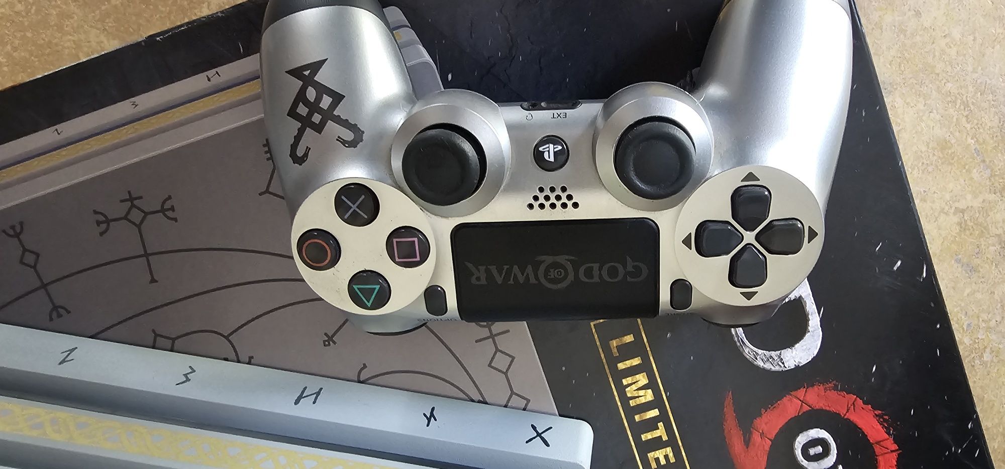 Sprzedam Ps4 Pro God of War edition