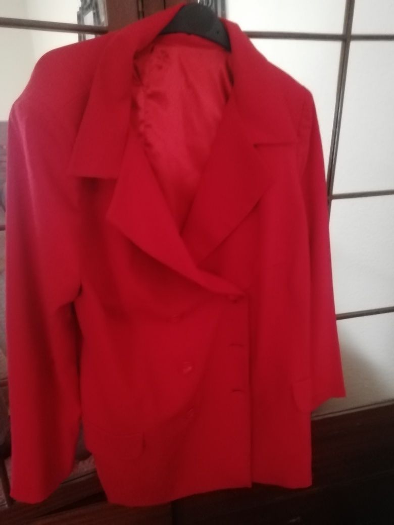Casaco vermelho de andar com fato ou ganga