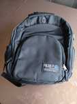 Mochila preta para transportar computador portátil