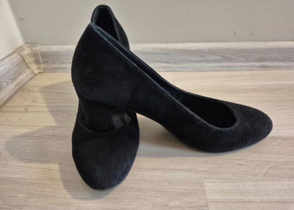 Ryłko czarne czółenka na słupku