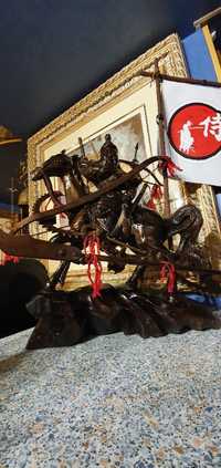 rzeźba z teaku samuraj na koniu w pełnym rynsztunku