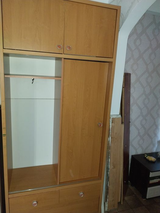 Прихожая ,шкаф .