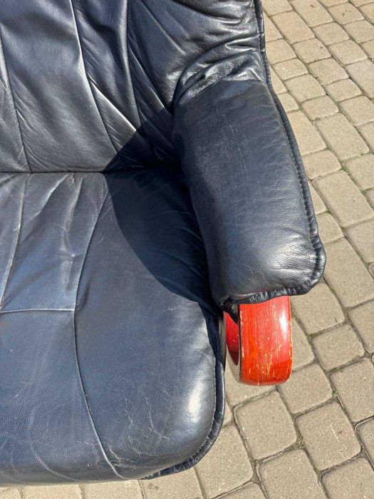 кресло кожаное реклайнер с пуфом или меняю на офисное кресло кожаное