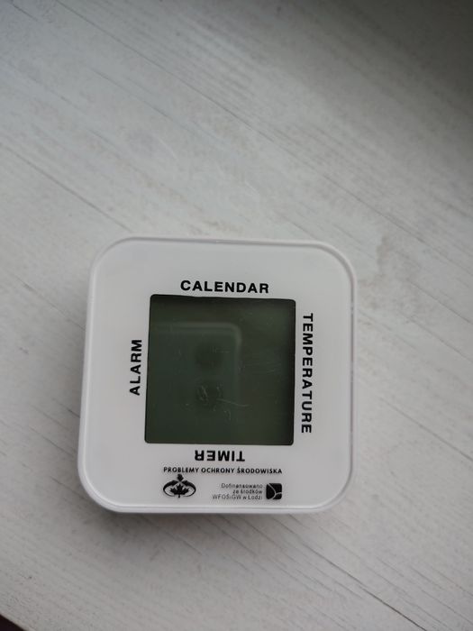 Zegar z budzikiem, kalendarzem, termometrem