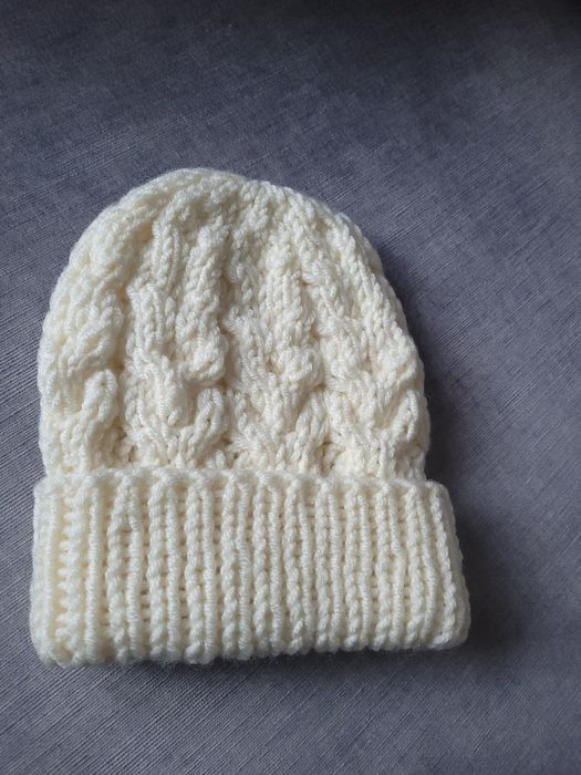 в'язана м' яка й тепла шапочка хенд мейд жіноча