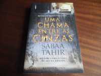 "Uma Chama Entre as Cinzas" de Sabaa Tahir - 1ª Edição de 2016