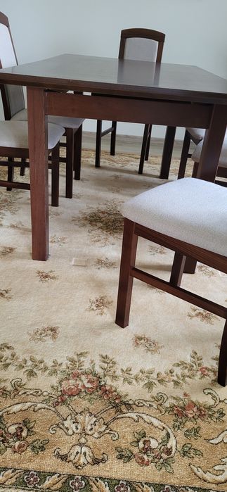 Stół rozkładany z krzesłami