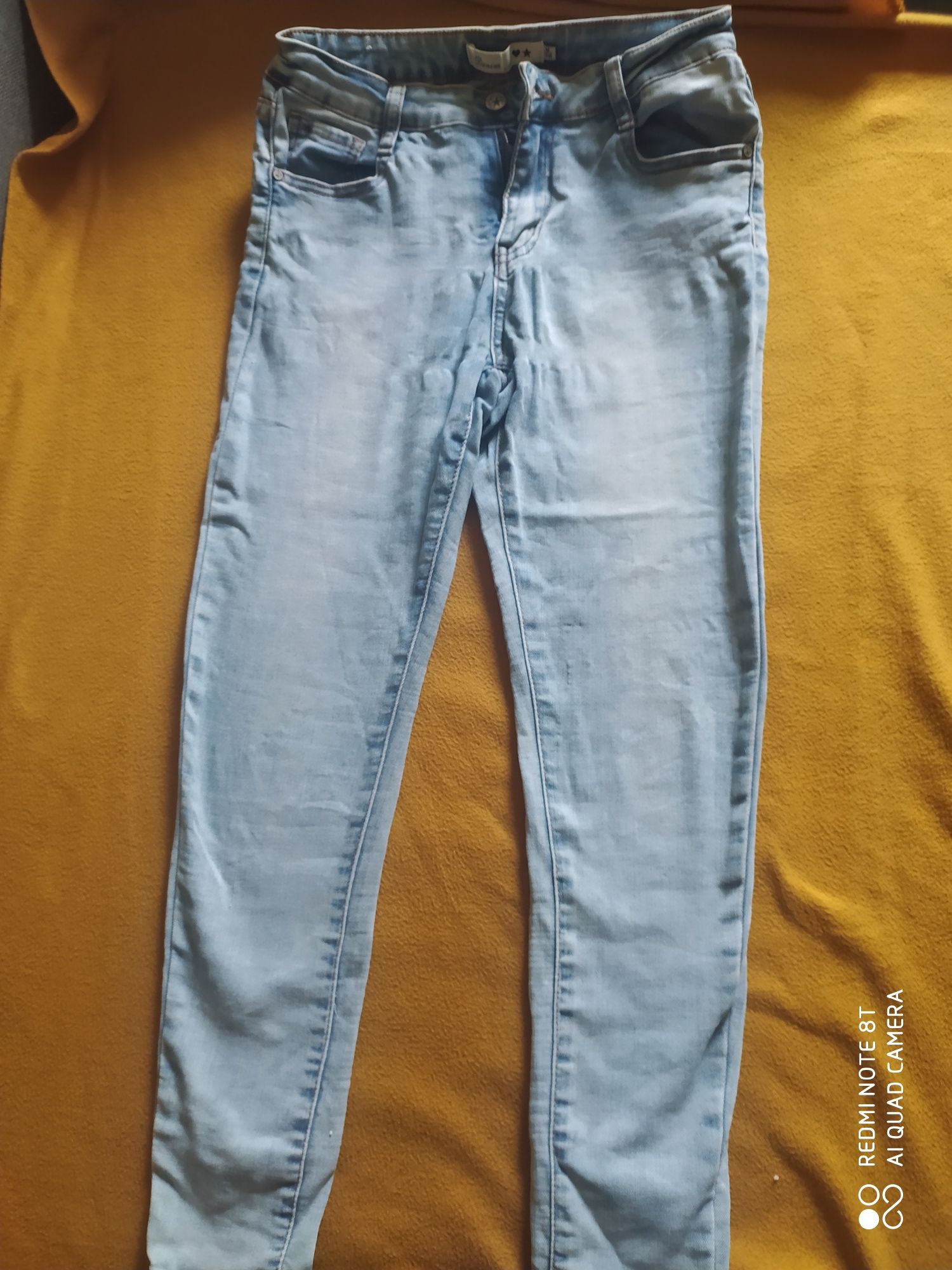 Jeansowe spodnie damskie z kokardkami