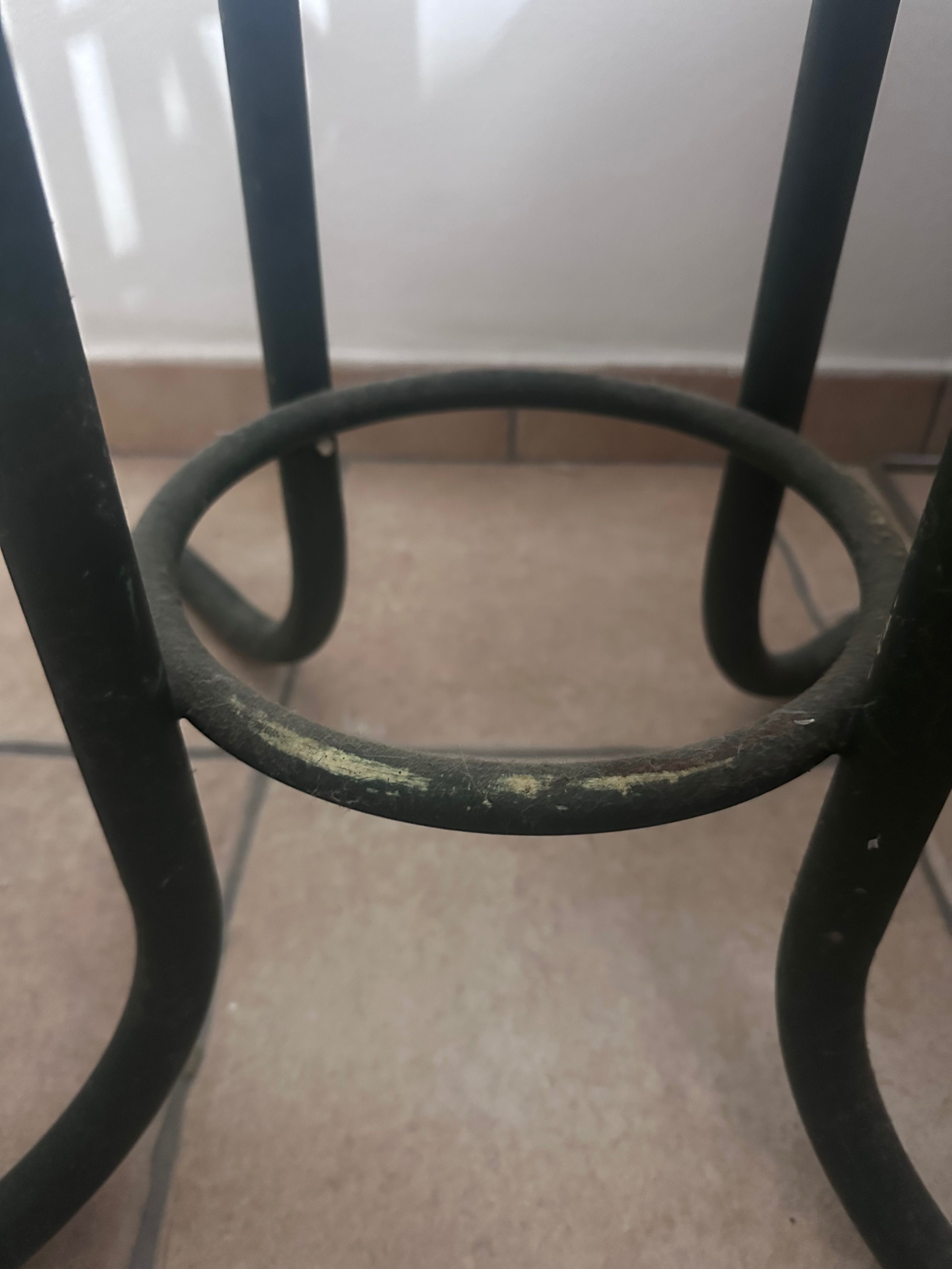 Vendo mesa com tampo de vidro para desocupar