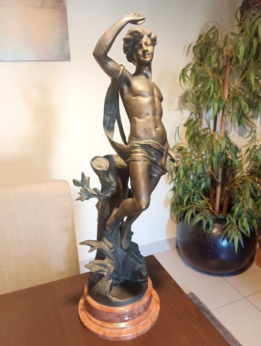 Estatueta de Apolo, com 62cm de altura e 13kg de peso