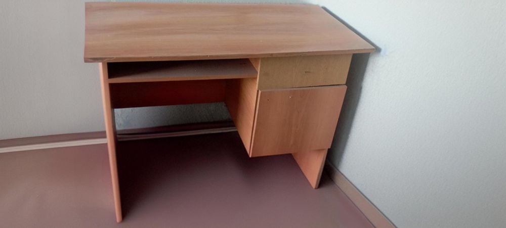 Продам стол письменный и стулья офисные