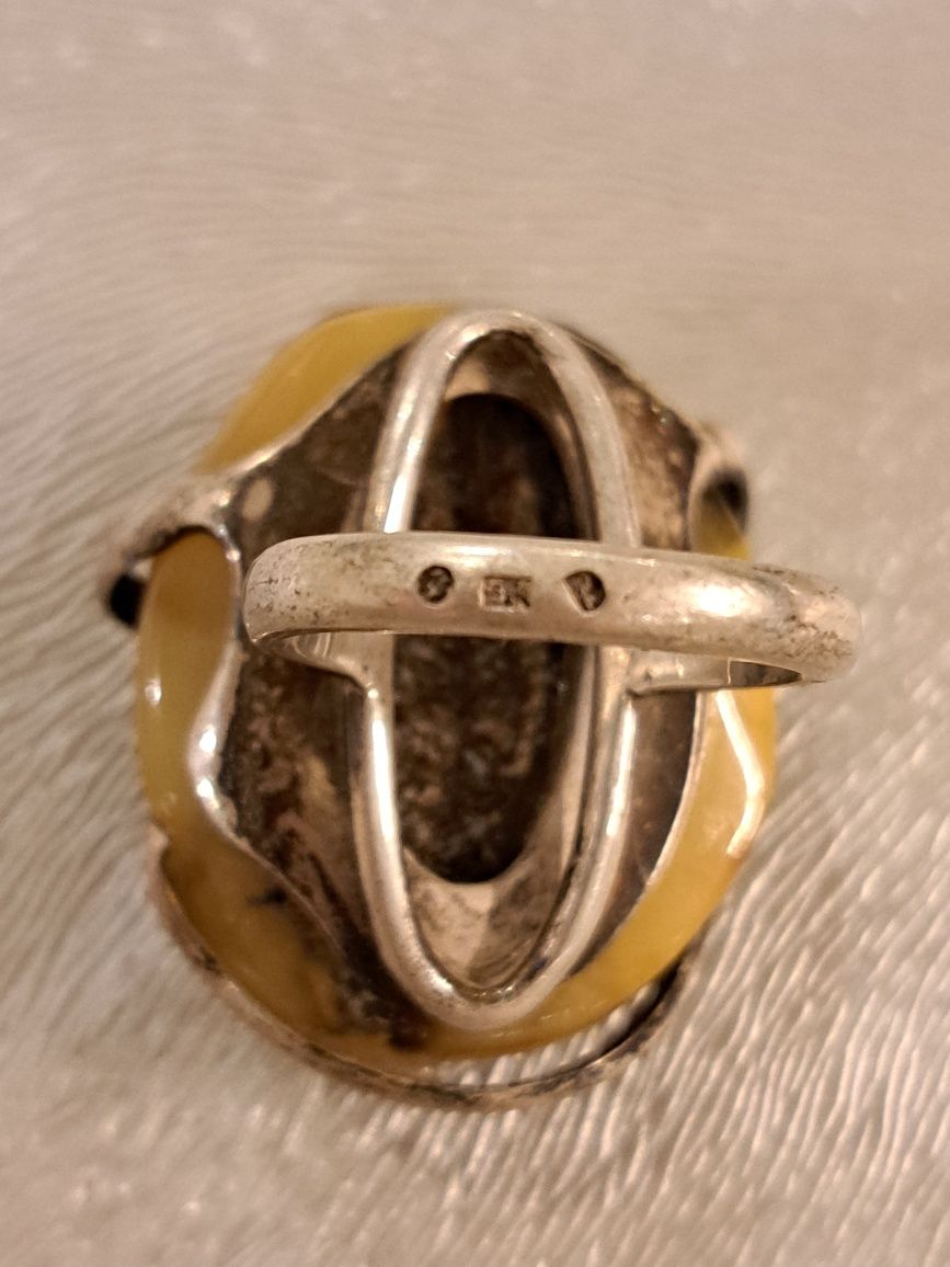 Pierścionek srebrny duży bursztyn