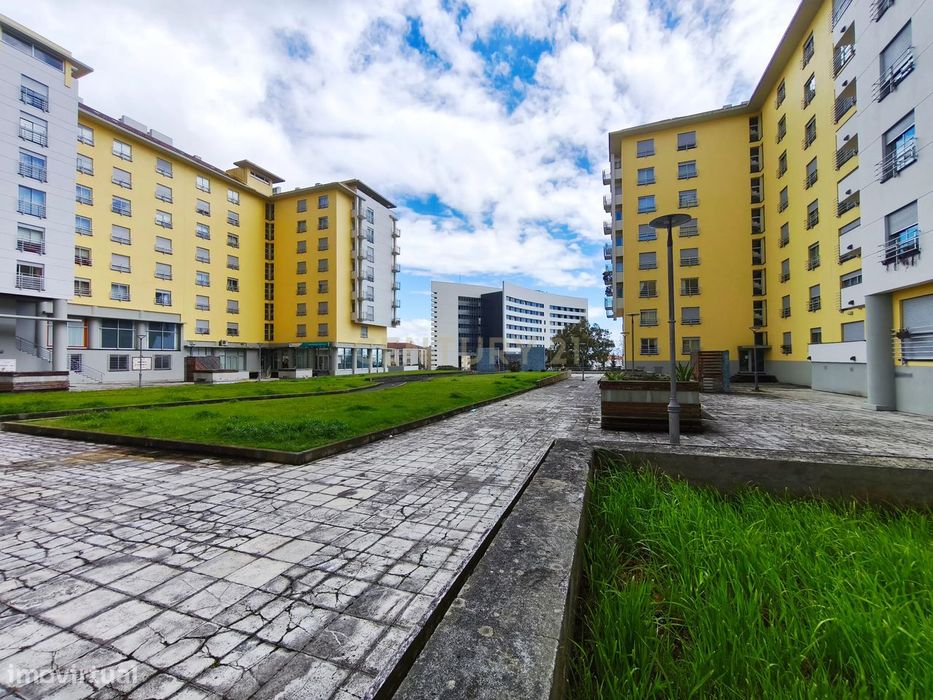 Apartamento T2 em Ponta Delgada com Garagem e Varanda