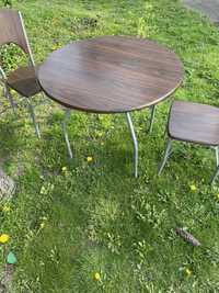 Stół okrągły z krzesłami
