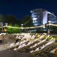 Wynajem leżaków plażowych drewnianych. Parasol,  strefa chillout