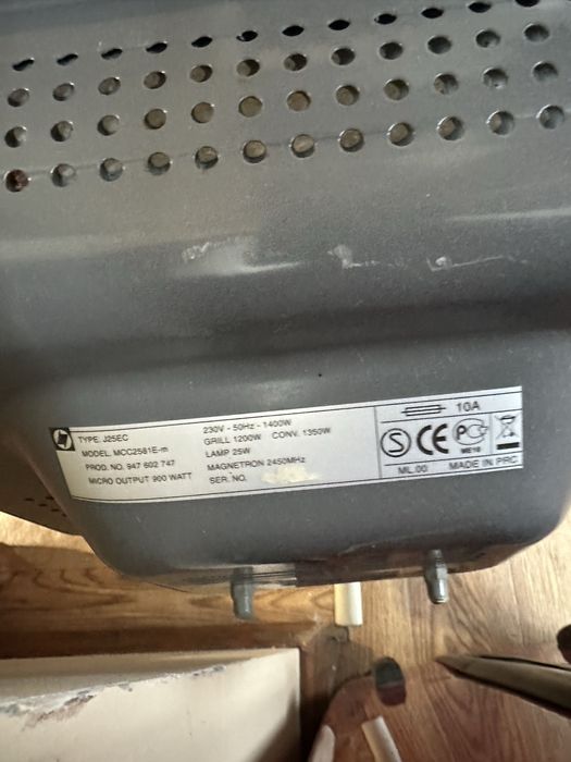 Мікрохвилева піч з грилем