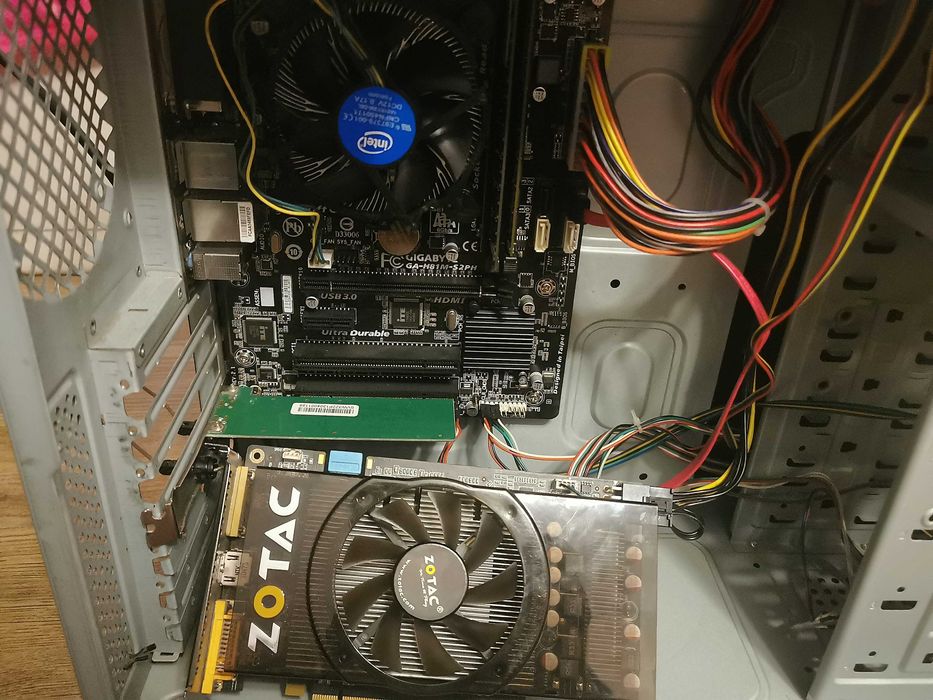 Płyta główna procesor ram chłodzenie zasilacz i karta i obudowa