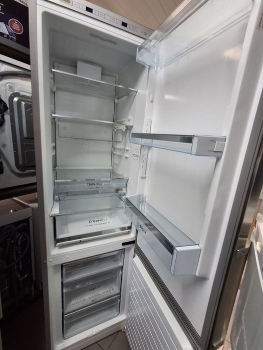 Холодильник Bosch model KGE39AI40