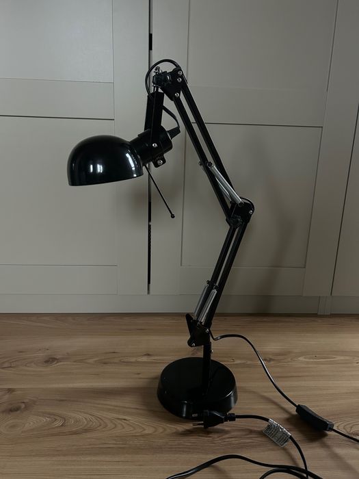 Lampka biurkowa czarna