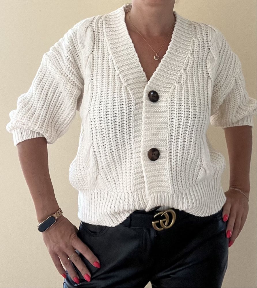 Gruby, krótki sweter oversize w kolorze ecru