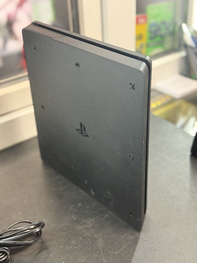 Konsola Sony PS4 Slim 1TB + pad + kable + ładowarka