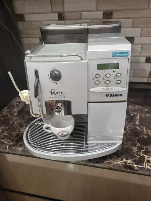 Продам напів професійну кавову машину Saeco Royal