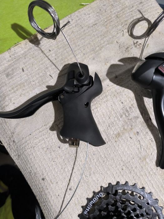 Manetes de estrada e grupo Shimano 2x7v
