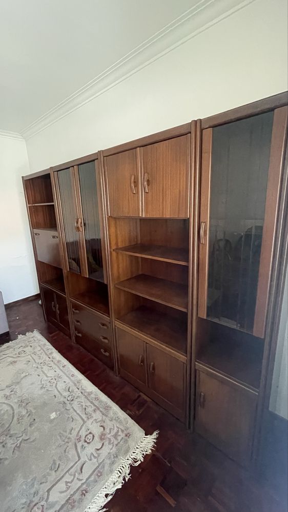 Armário de sala em madeira com portas e prateleiras em vidro